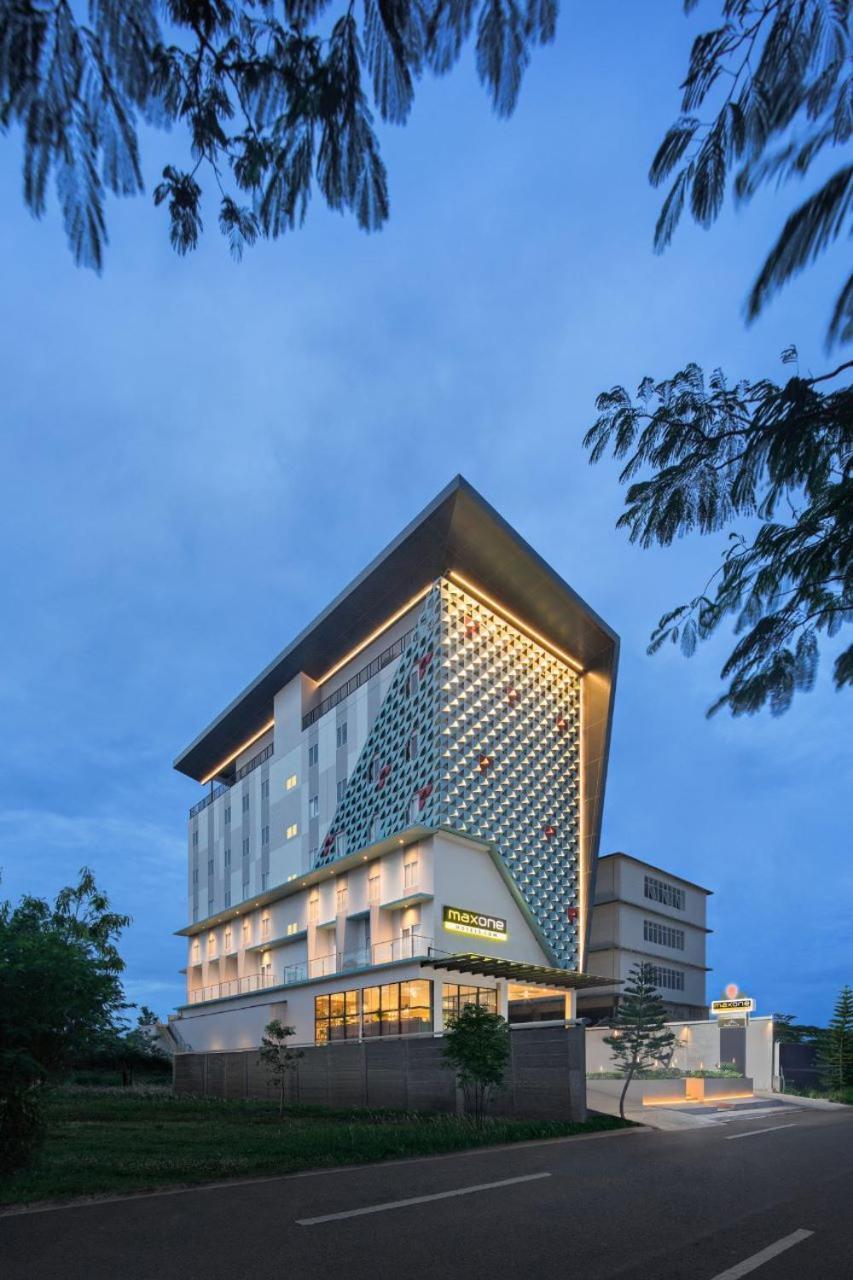 Maxonehotels At Kota Harapan Indah-Bekasi Extérieur photo