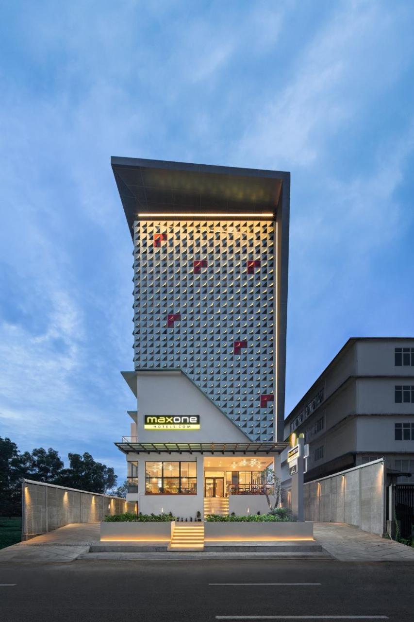 Maxonehotels At Kota Harapan Indah-Bekasi Extérieur photo